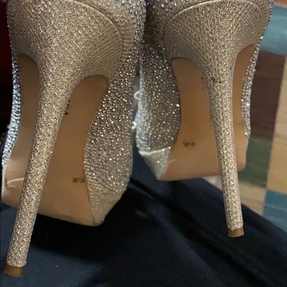 I.N.C. Vernaa Rhinestone Bow Platform Pumps - Picture 4 of 8